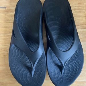 Men’s Oofos flip flops